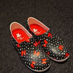 Disney Minnie Mouse  Black and Red Bow Clogs Size 9  Ladies